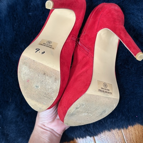 Ollio Red High Heel Pump With Vintage Style Ribbon - Picture 5 of 5